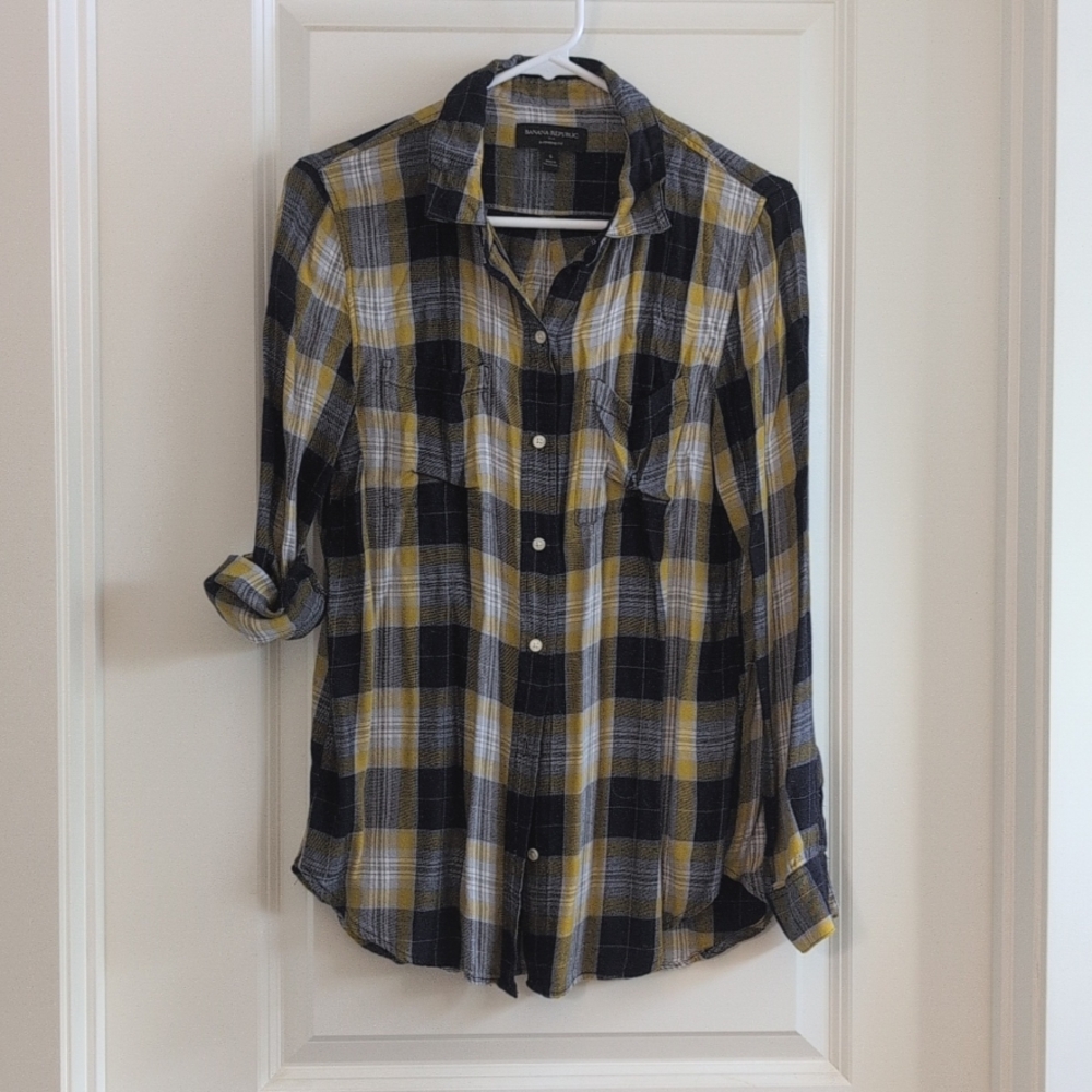 Women's Banana Republic Boyfriend Fit Button Up (s)